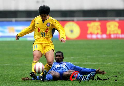 圖文-成都五牛1-3江蘇舜天 羅德里格斯勢不可擋_國內足壇-甲B_NIKE新浪競技風暴_新浪網