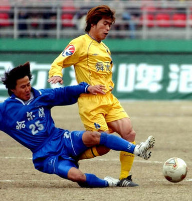 甲B-蘭格1-0舜天 翟國賓側身飛鏟葛勇(圖文)