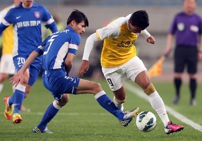 中超圖:舜天VS申鑫 凱撒帶球進攻_熱點聚焦_大眾網