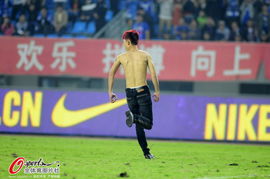 蘇魯戰(zhàn)驚現(xiàn)半裸球迷入場 飛奔驚呆眾球員5658776