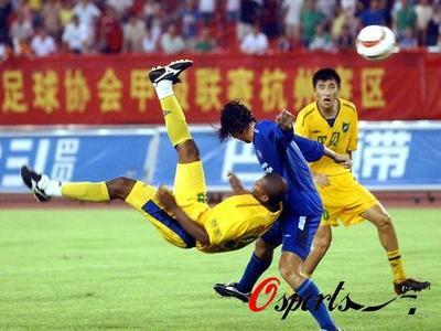 圖文-浙江綠城2-1江蘇舜天 絕妙倒鉤驚世駭俗_國(guó)內(nèi)足壇-甲B_NIKE新浪競(jìng)技風(fēng)暴_新浪網(wǎng)