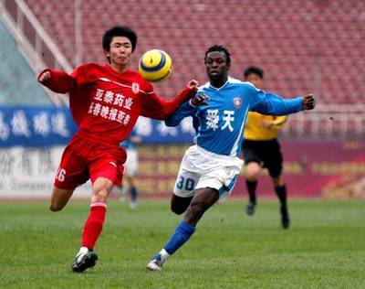 圖文:足協(xié)杯-舜天5比0橫掃亞泰 吉爾博特拼搶