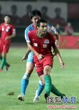 建業(yè)邊翼突破舜天國腳防線，門前混戰(zhàn)險釀破門危機(jī)