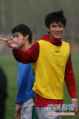 河南備戰(zhàn)演練新陣容 唐堯東展腳法 舜天足球引關(guān)注