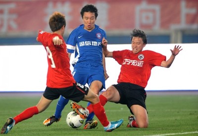 圖文-中超第6輪江蘇1-0遼寧 任航面對雙人包夾 舜天足球